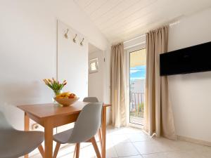 Televízia a/alebo spoločenská miestnosť v ubytovaní Beach Resort Apartments Bucina