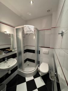 Bieszczadzki Dworek Polanczyk في بولانكسيك: حمام مع دش ومرحاض ومغسلة +36 صورة