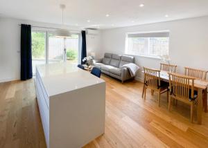 Posezení v ubytování Modern stylish 2 bed house in Charming Fen Ditton Village