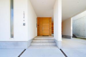 a hallway of a building with a wooden door at Hayama Morito Beach Seascape Villa - 葉山 森戸海岸 Seascape Villa in Hayama