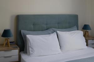 Postel nebo postele na pokoji v ubytování Koukaki Home