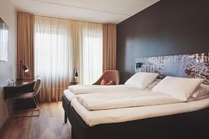 Postel nebo postele na pokoji v ubytování Stord Hotel