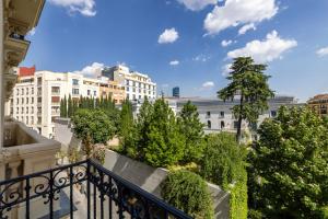balkon z widokiem na budynki i drzewa w obiekcie URSO Hotel & Spa, a Small Luxury Hotel of the World w Madrycie