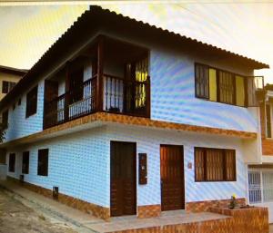 a blue and white house with a balcony at Apartamento Completo Socorro Santander 3 Habitaciones in Socorro