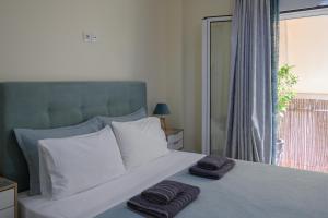 Postel nebo postele na pokoji v ubytování Koukaki Home