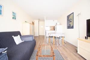 a living room with a couch and a table at Le Franc bord I Plage à 200m in Crozon