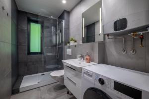 Un baño con lavabo, inodoro y ducha. en Apartmán Jurošík, en Terchová 23 fotos más