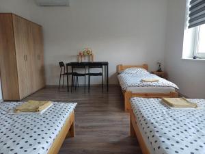 Postel nebo postele na pokoji v ubytování Apartmány Kortan