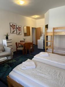 Llit o llits en una habitació de Mikulov Inn - hotel Zeme