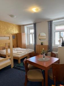 Llit o llits en una habitació de Mikulov Inn - hotel Zeme