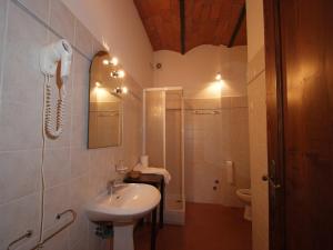 A bathroom at Modern Farmhouse in Pienza with Pool