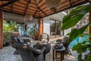 GoaにあるDacha - Super Luxury 4bhk villa with poolの屋外パティオ(籐の椅子付)、プール