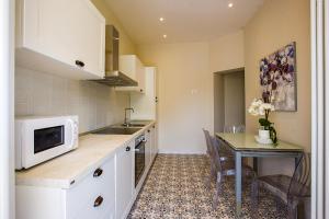 cocina con mesa y microondas en Villa Rachel Trilo, en Intra