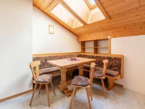 Posedenie v ubytovaní Beautiful apartment in Mittersill with balcony