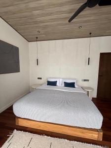 Postel nebo postele na pokoji v ubytování COVE VILLAS Mandalika