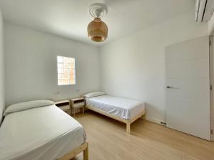 アルメリアにあるTrendy Homes Casa Estrellaのベッド2台と窓のある寝室