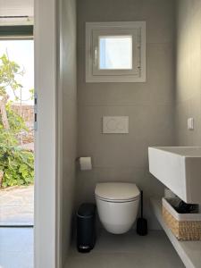 A bathroom at Eleni's Studios