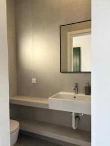 A bathroom at Eleni's Studios