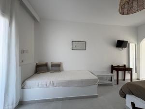 A bed or beds in a room at Eleni's Studios Még 7 kép