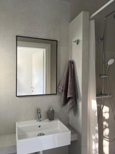 A bathroom at Eleni's Studios
