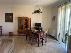 a living room with a dining room table with chairs at Casa Savana in Cipollina