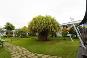 ONOMO Hotel Abidjan外面的花园