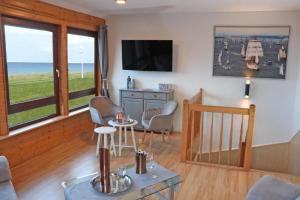 Et tv og/eller underholdning på FeWo Ankerplatz mit Meerblick direkt am Strand