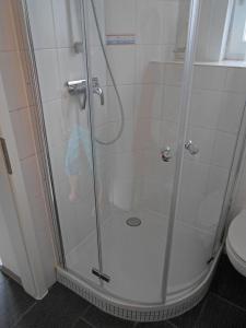 Et badeværelse på FeWo Ankerplatz mit Meerblick direkt am Strand + 23 billeder