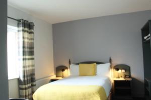 Rúm í herbergi á Ferryport House B&B