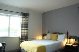 Rúm í herbergi á Ferryport House B&B