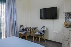 TV a/nebo společenská místnost v ubytování Koukaki Home