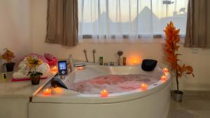 Gambar di galeri bagi Luxury pyramids jacuzzi view inn di Kaherah