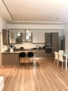Η κουζίνα ή μικρή κουζίνα στο Panorama Apartment Tirana