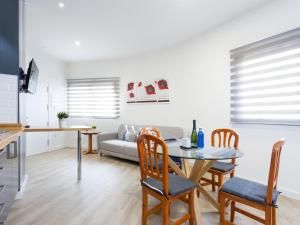 kuchnia i salon ze stołem i krzesłami w obiekcie Apartamento Minimalista con Terraza, WiFi y a 1 Minuto de la Playa - ES-279-4 w mieście Garachico