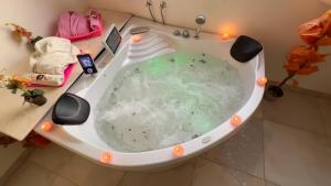 Gambar di galeri bagi Luxury pyramids jacuzzi view inn di Kaherah