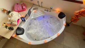 Gambar di galeri bagi Luxury pyramids jacuzzi view inn di Kaherah