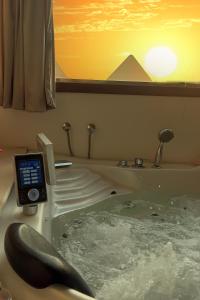 Gambar di galeri bagi Luxury pyramids jacuzzi view inn di Kaherah