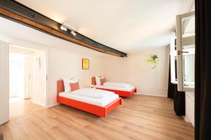 バンベルクにあるBunter Hund Apartments - ganzes historisches Altstadthausのベッド2台とソファのある部屋