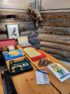 a table with books and other items on it at Kuukkelin Koto in Hämeenlinna +25 photos