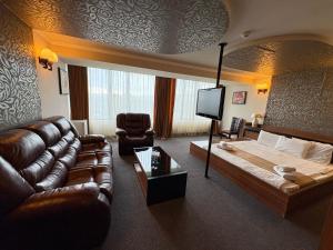 TV a/nebo společenská místnost v ubytování Nairi Hotel Yerevan