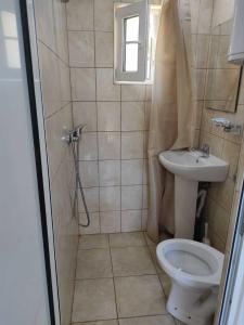 Ένα μπάνιο στο Bungalows Elata