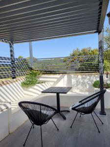 a picnic table and two chairs on a patio at Mandrina House in Mandre
