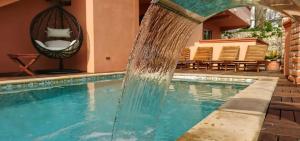 a pool with a water fountain in front of a building at Del Mar Rab in Kampor