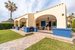eine Villa mit einem Garten und einer Terrasse in der Unterkunft Luxury villa next beach Cabo Roig in Orihuela