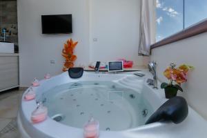 Televisyen dan/atau pusat hiburan di Luxury pyramids jacuzzi view inn