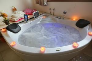 Gambar di galeri bagi Luxury pyramids jacuzzi view inn di Kaherah