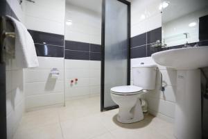 Koupelna v ubytování Raiss Hotel