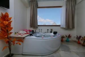 Gambar di galeri bagi Luxury pyramids jacuzzi view inn di Kaherah