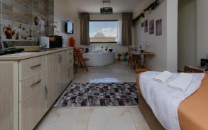 Dapur atau dapur kecil di Luxury pyramids jacuzzi view inn