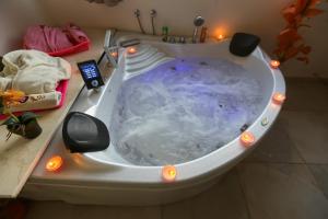 Gambar di galeri bagi Luxury pyramids jacuzzi view inn di Kaherah